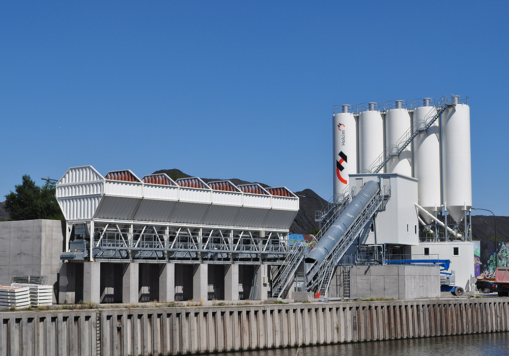 Bord canal infrastructure Hocim Charleroi ciel bleu